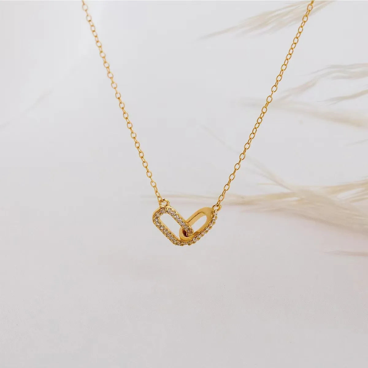 1-piece double-loop geometric collarbone chain necklace - a niche-designed, luxury-minimalist interlocking loop necklace.
